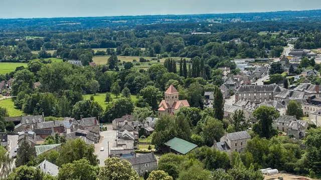 Signebocage Destination Domfront Bagnoles Cite Medievale Eglise Notre Dame Eau Vue Aerienne
