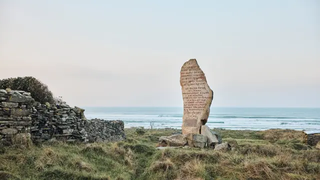 El Menhir de los Derechos Humanos en la playa de Kerrest