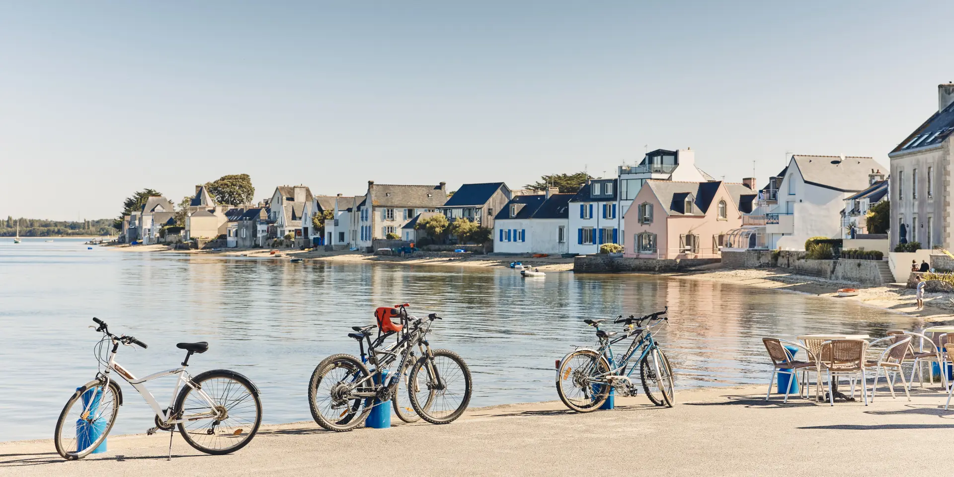 Poser son vélo sur le port de l'Île-Tudy