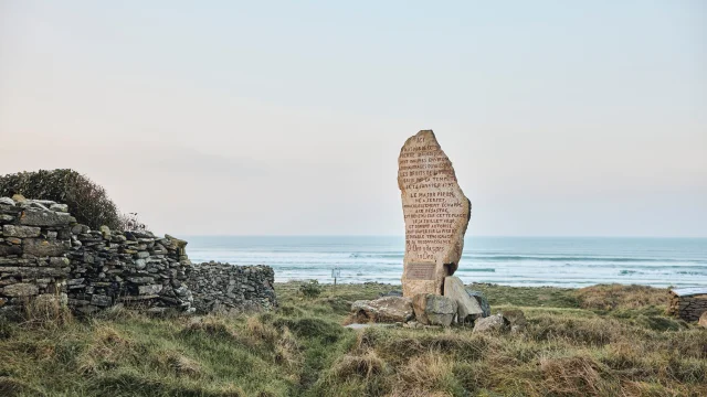 Le Menhir des Droits de l'Homme sur la plage de Kerrest