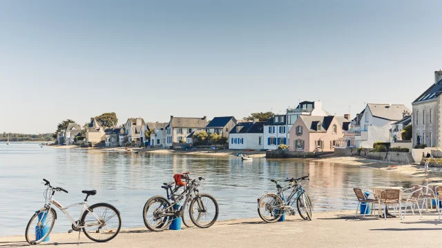 Poser son vélo sur le port de l'Île-Tudy