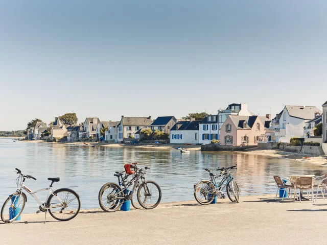 Poser son vélo sur le port de l'Île-Tudy