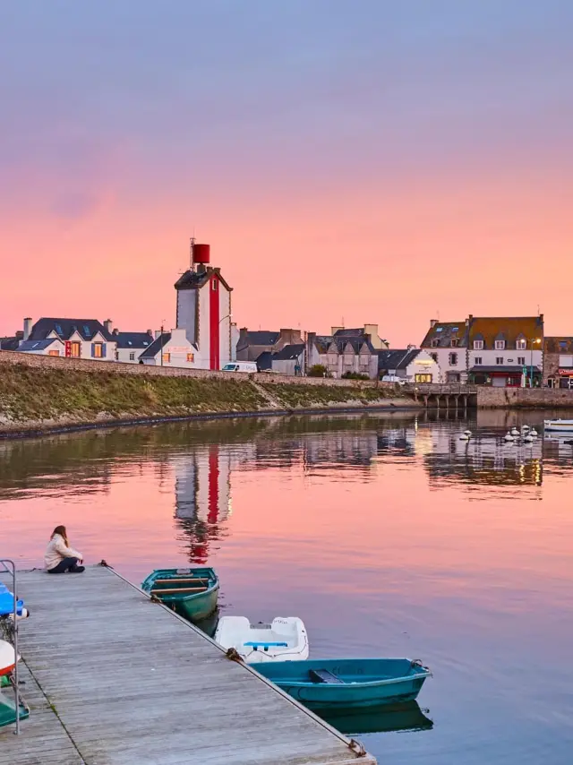 View of the Treffiagat sea wall from Le Guilvinec