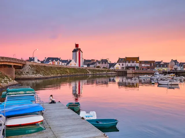 Uitzicht op de zeewering van Treffiagat vanaf Le Guilvinec