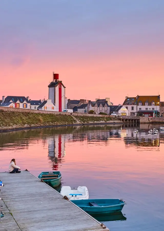 View of the Treffiagat sea wall from Le Guilvinec