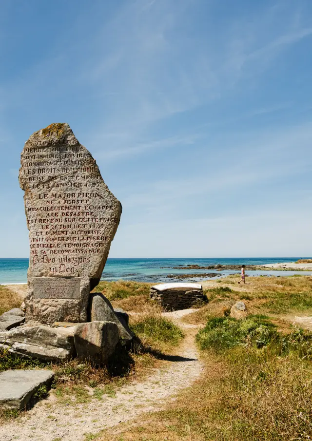 Menhir de los Derechos Humanos - Plozévet