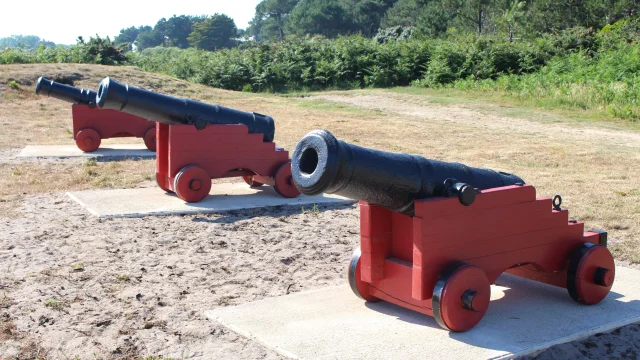 Canons à la pointe de Combrit près du corps de garde