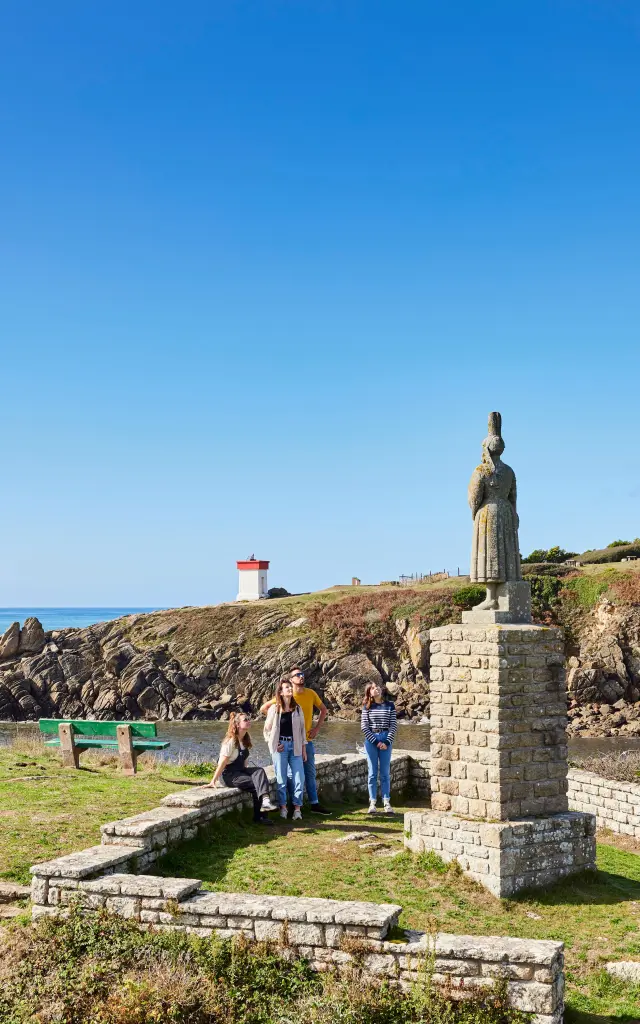 Estatua de la mujer Bigoudène en Pors Poulhan