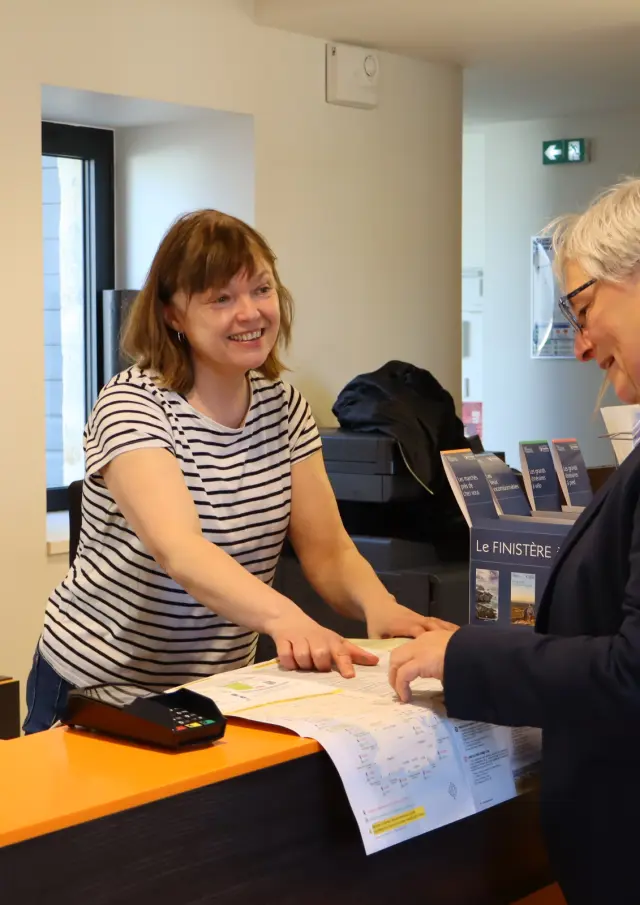 Ticketservice bij het toeristenbureau van Plozévet