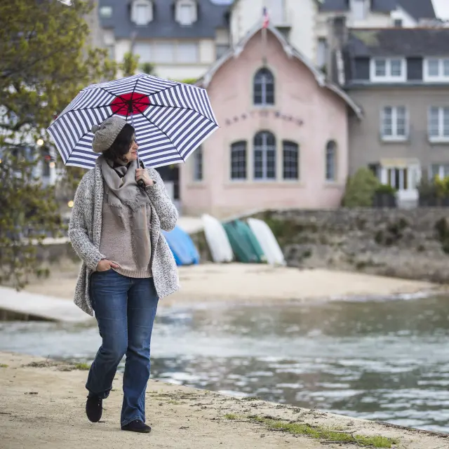 Una passeggiata sotto la pioggia nel porto di Sainte-Marine