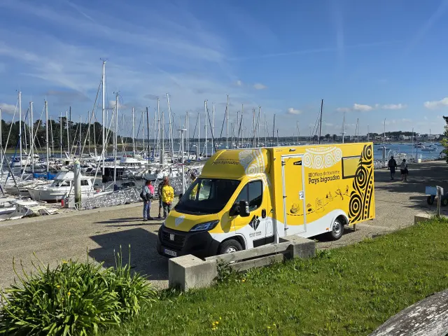 Recepción de móviles en el puerto de Loctudy