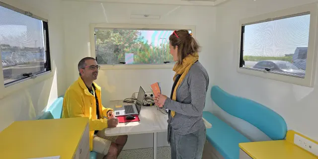 Interior de la zona de recepción de móviles