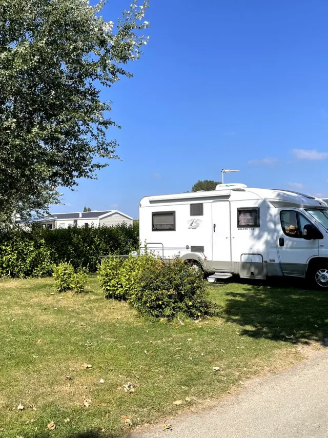 Aire Camping Car au Camping Les Hortensias à Loctudy