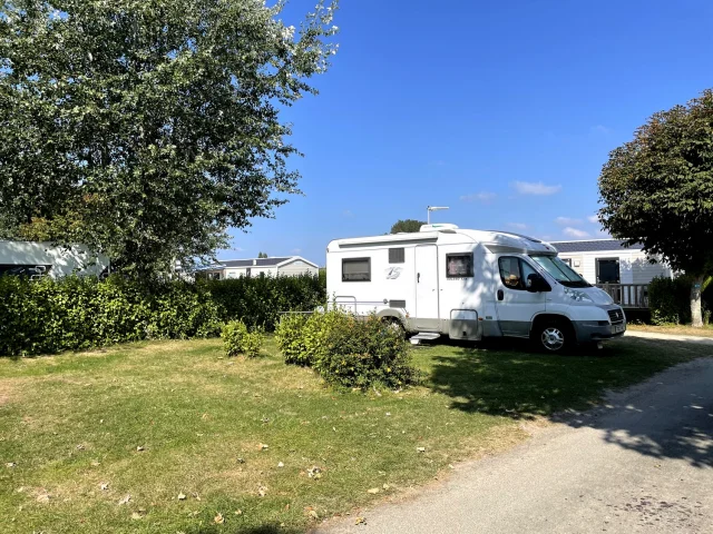 Aire Camping Car au Camping Les Hortensias à Loctudy