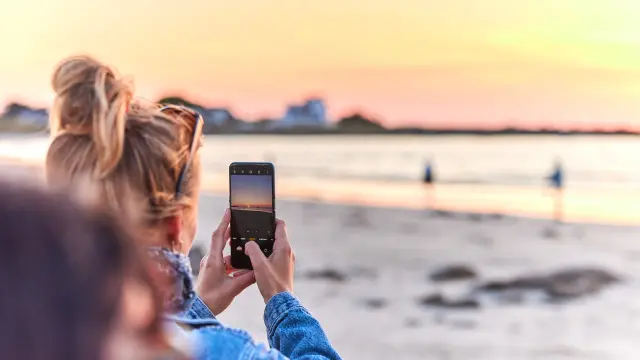 Den Sonnenuntergang über dem Ozean fotografieren