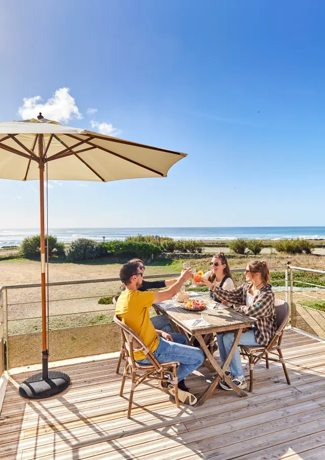 Mittagessen auf einer Terrasse im Pays bigouden