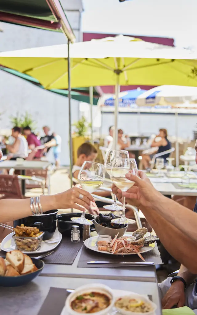 Restaurant en terrasse le long du GR 34
