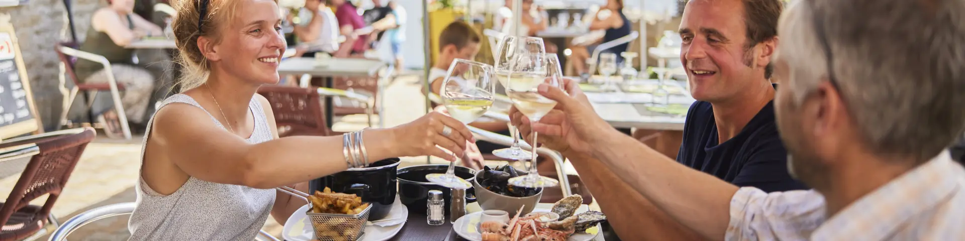 Restaurant en terrasse le long du GR 34