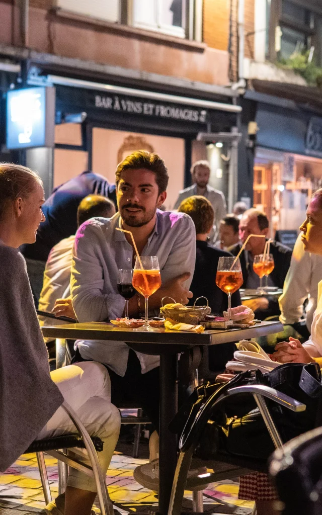 Amis sur la place St Nicolas de Valenciennes