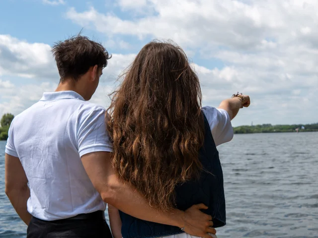 Couple sur un ponton au vignoble de Valenciennes
