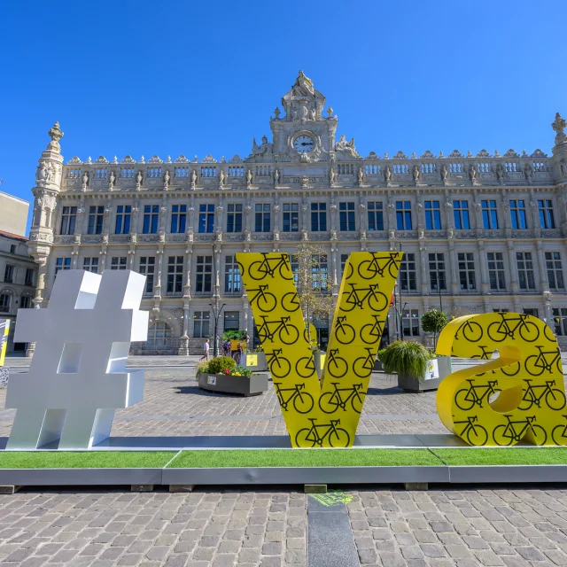Tour France Place Darmes