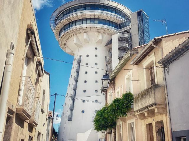 Ruelle avec le Phare de la Méditerranée au bout et un vélo dans la rue