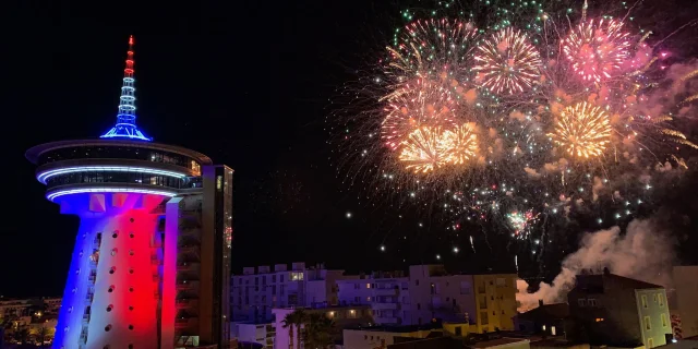 Feu d'artifice à Palavas-les-Flots : plage de l'hôtel de ville
