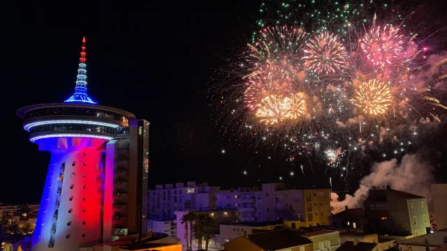 Feu d'artifice à Palavas-les-Flots : plage de l'hôtel de ville