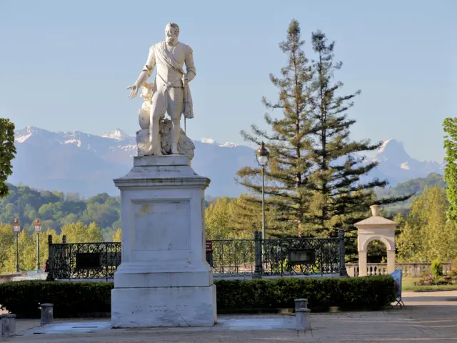 Place Royale Henriiv Pau Pyrenees Pau Pyrenees Tourisme Paul Louis
