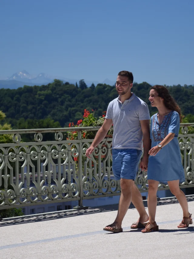 Pareja paseando por el Boulevard Des Pyrenees
