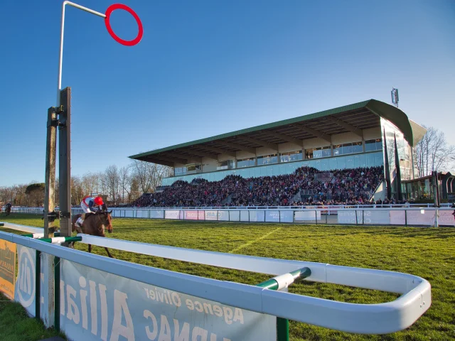 Hippodrome Pont Long Pau Tribune 01 Pau Pyrenees Tourisme
