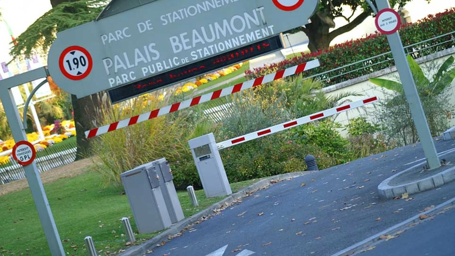 Palais Beaumont parking lot - Pau