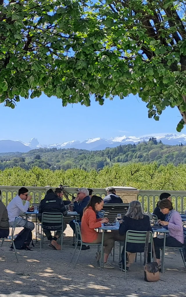 Restaurant with view of the Pyrenees - Pau