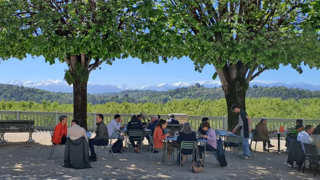 Restaurant with view of the Pyrenees - Pau