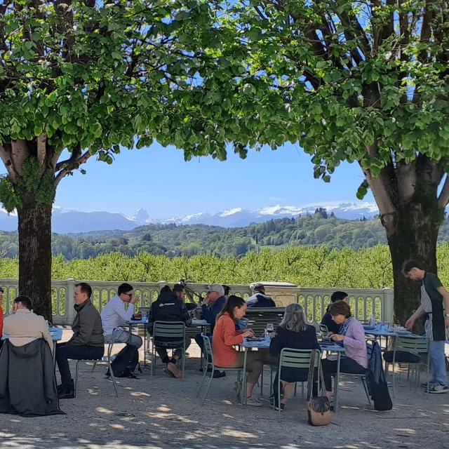 Restaurant with view of the Pyrenees - Pau
