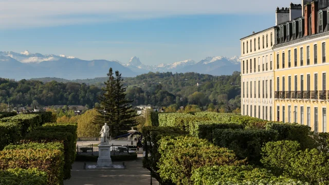 Place Royale et chaîne des Pyrénées - Pau