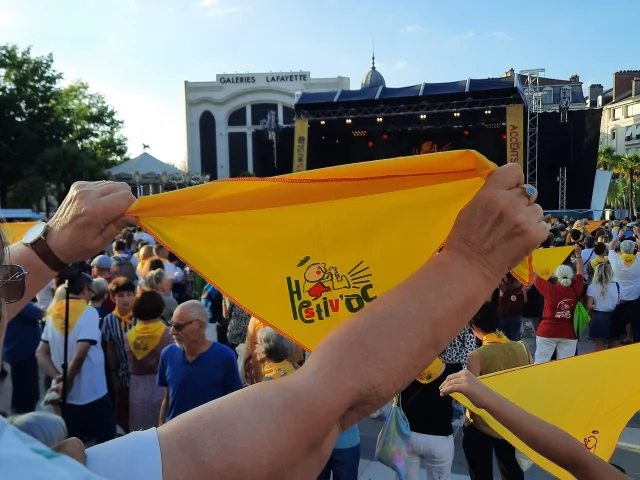 Foulard Hestivoc Pau Tourisme Bearn Pyreneess.sponem Rotated