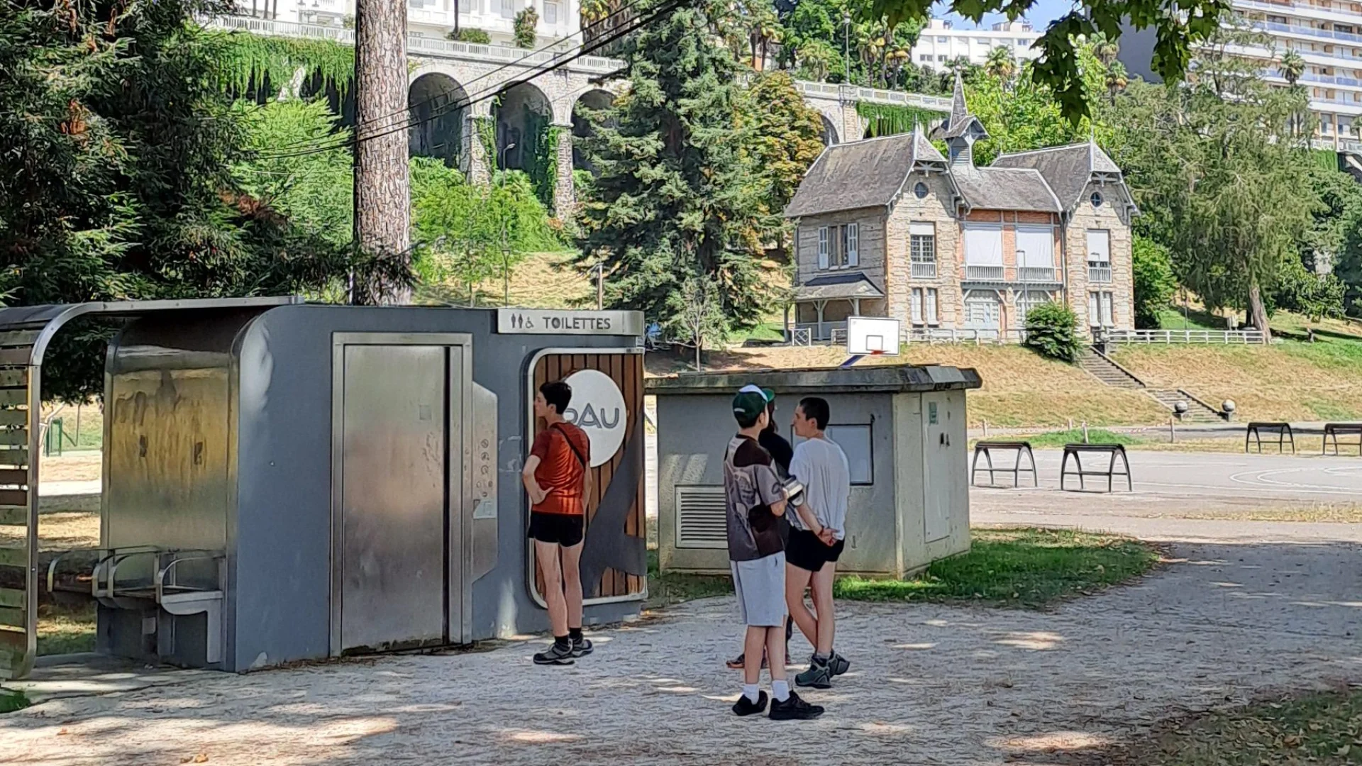 Toilettes publiques à Pau - Tour des Géants - Stade Tissié