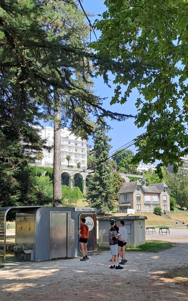 Toilettes publiques à Pau - Tour des Géants - Stade Tissié