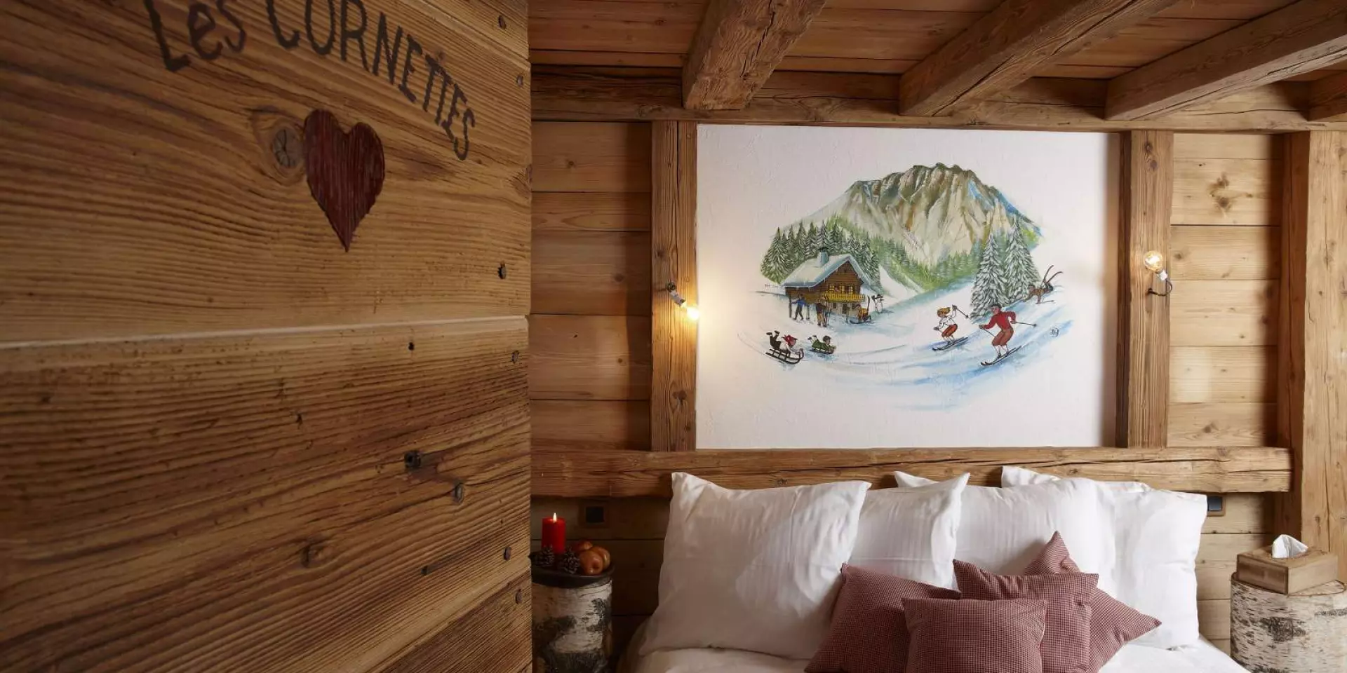 Houten slaapkamer, bed rechts met een schilderij van een skiër erboven