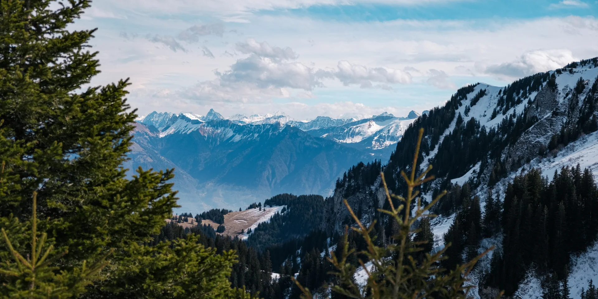 Haut Des Pistes De Ski Thollon Les Memises. Op de achtergrond de besneeuwde Zwitserse bergen.