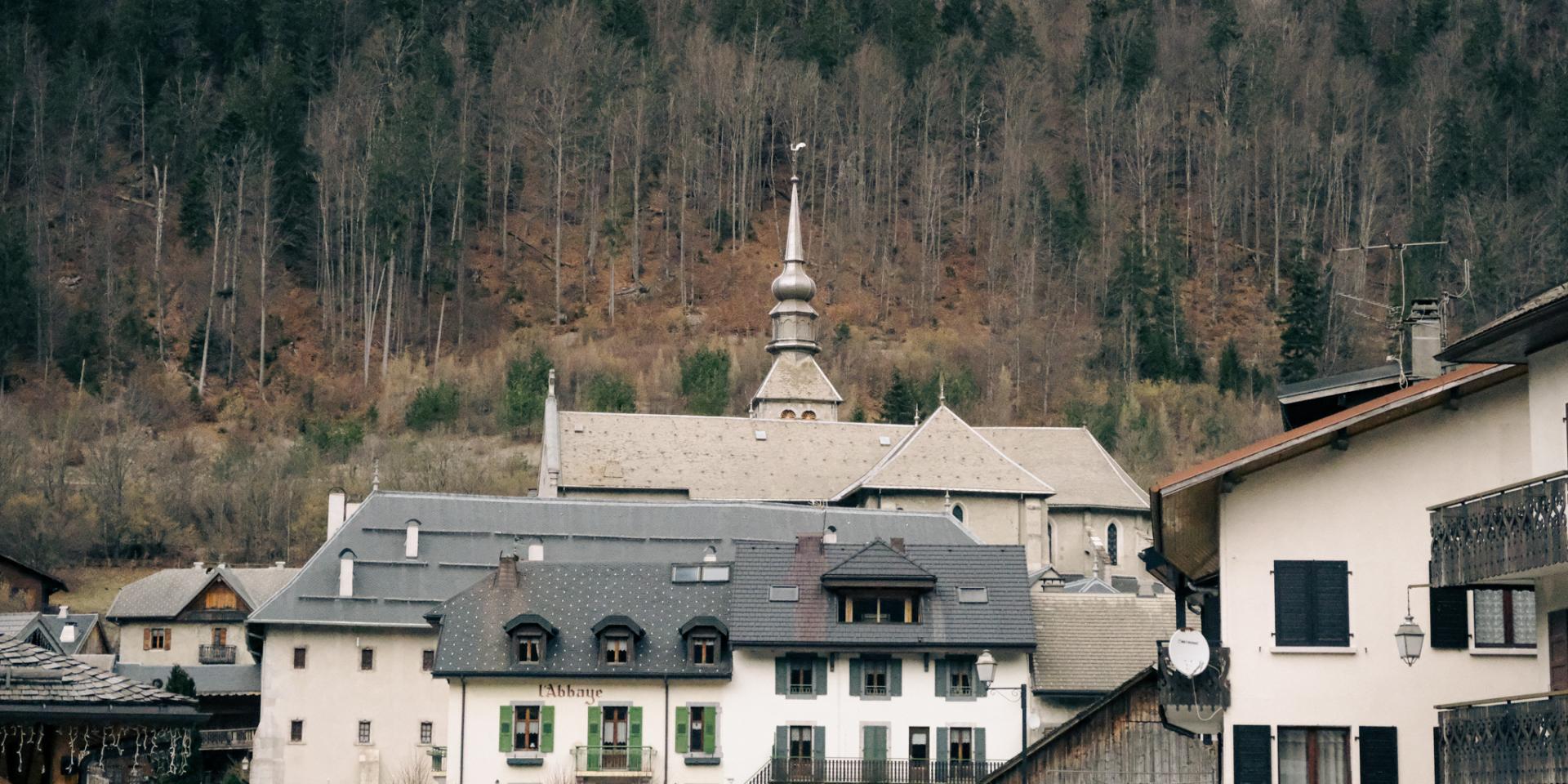 Photo of the village of Abondance. You can see the Abbey bell tower and the forest in the background.