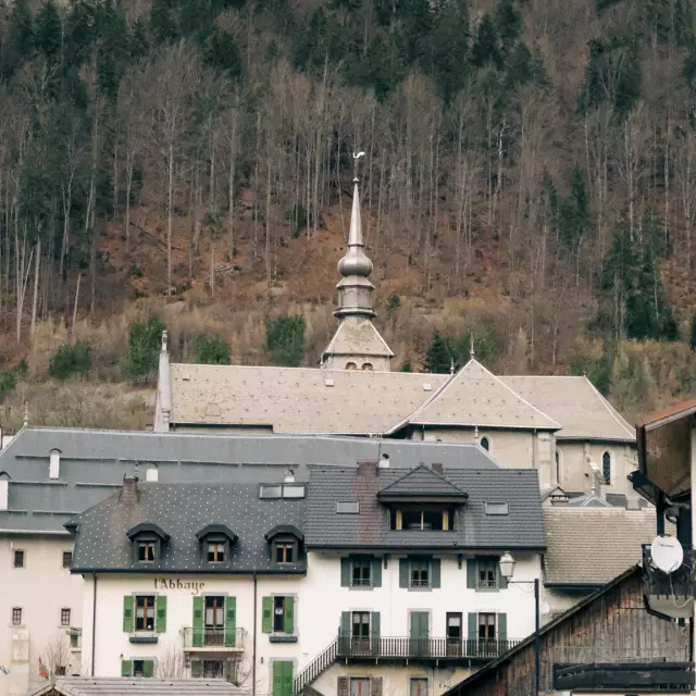 Photo of the village of Abondance. You can see the Abbey bell tower and the forest in the background.