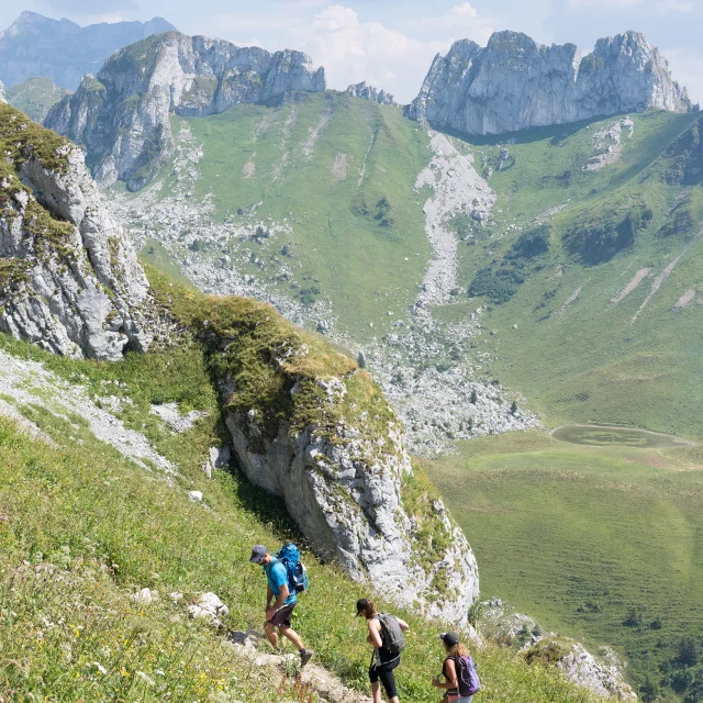 164._Randonneurs_sur_le_sentier_menant_a_la_Dent_d_OcheNicolas_Blandin.jpg
