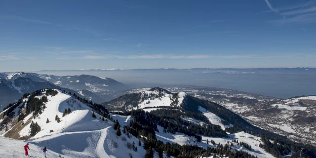 Montagne enneigées de Bernex avec vue sur le Léman