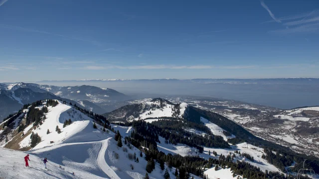 Montagne enneigées de Bernex avec vue sur le Léman
