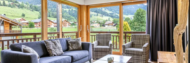 Appartement avec de grandes baies vitrées, un canapé et une table basse