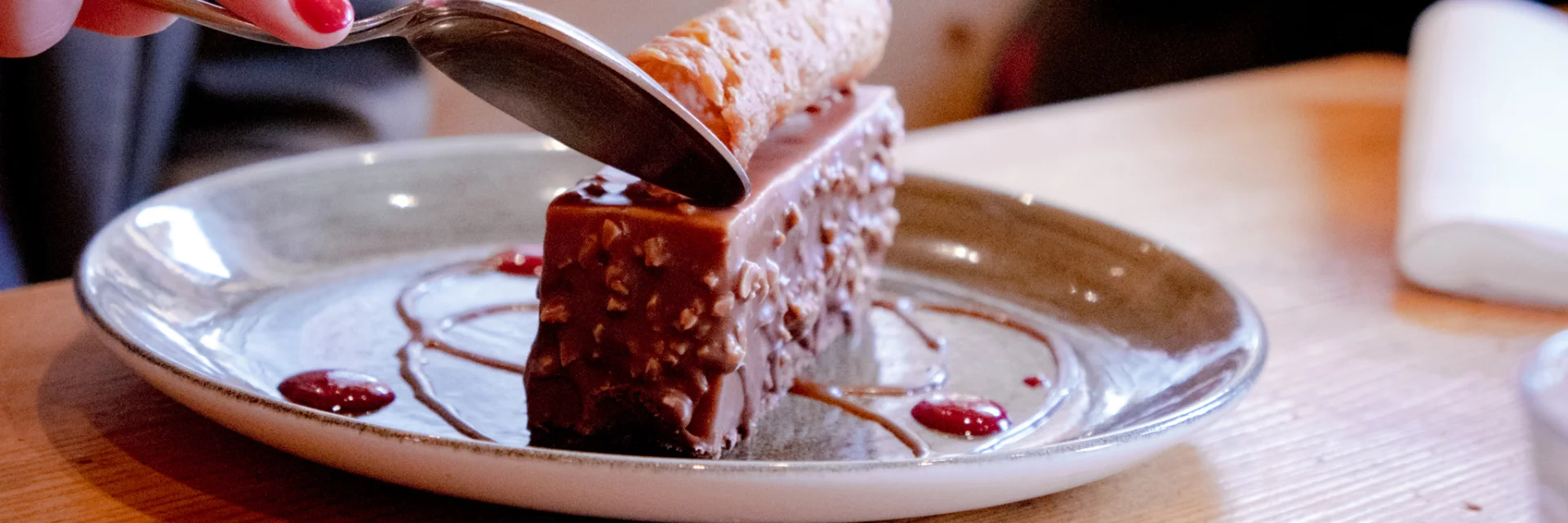Un entremet au chocolat sur une assiette blanche