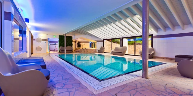 Piscine intérieur avec un SPA