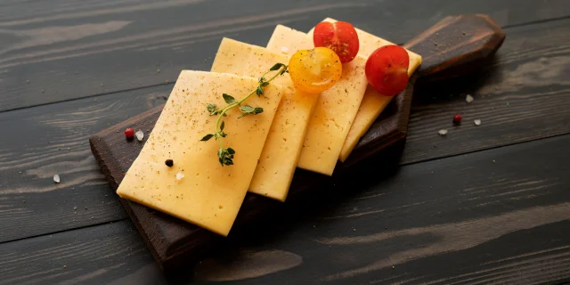 Vue Du Plat A Raclette Avec Un Delicieux Assortiment De Plats